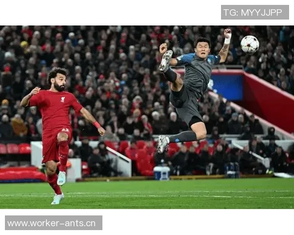 琼斯盛赞卢克肖表现自信从容攻防两端游刃有余状态回暖